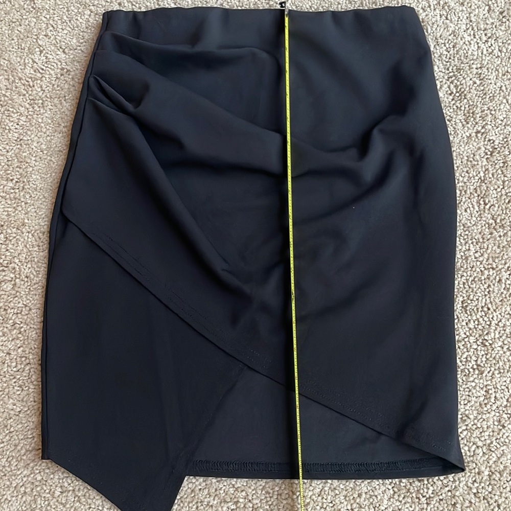 Asymmetric skirt black “s”
